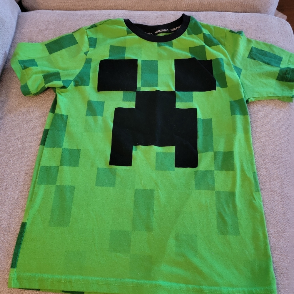 Boys minecraft 10/12 tshirt, black area velvet feel, good condition, green
